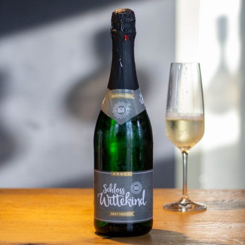 getränke nordmann eigenmarken schloss wittekind eine flasche und ein glas von schloss wittekind